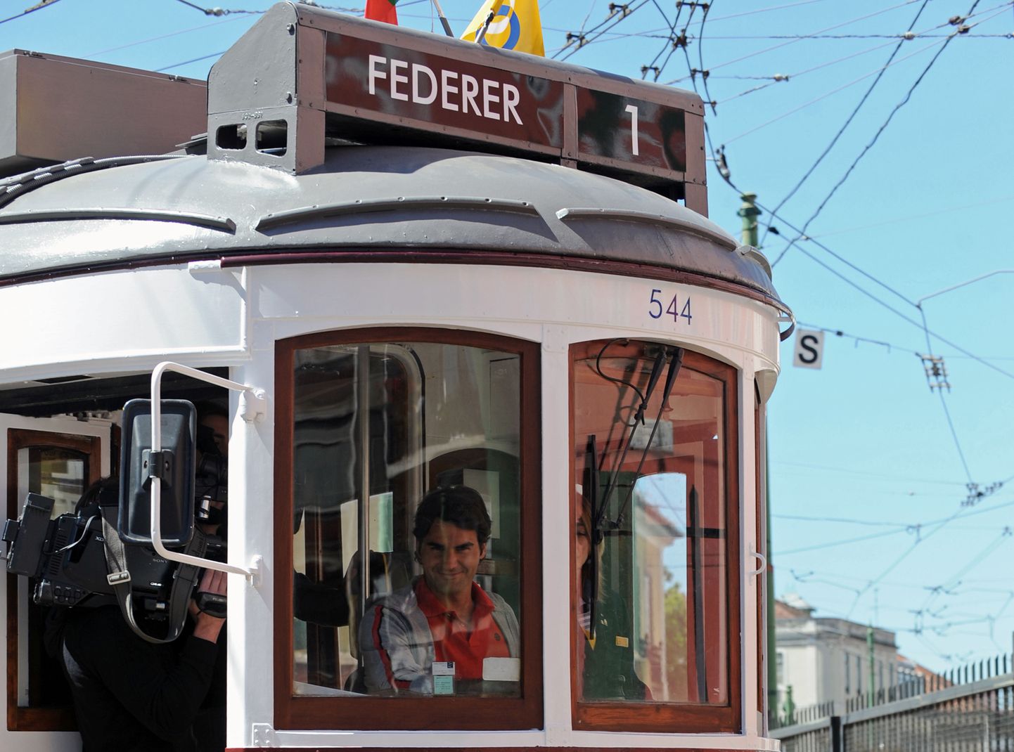 Foto aastast 2010, mis näitab, et Roger Federeri ühistranspordihuvi pole midagi liiga uut. Tõsi, trammiga sõitis ta Estorili turniiri reklaamklipi tarbeks.