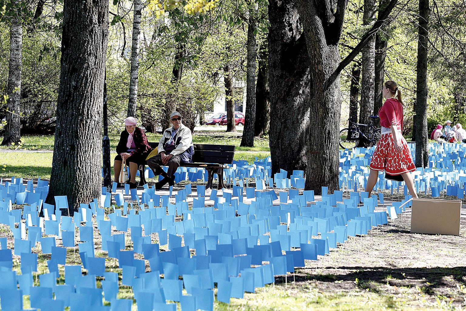 Tuhanded paberist valmistatud sinised lipud pargis märkisid eile Emajõe kunagist sängi.