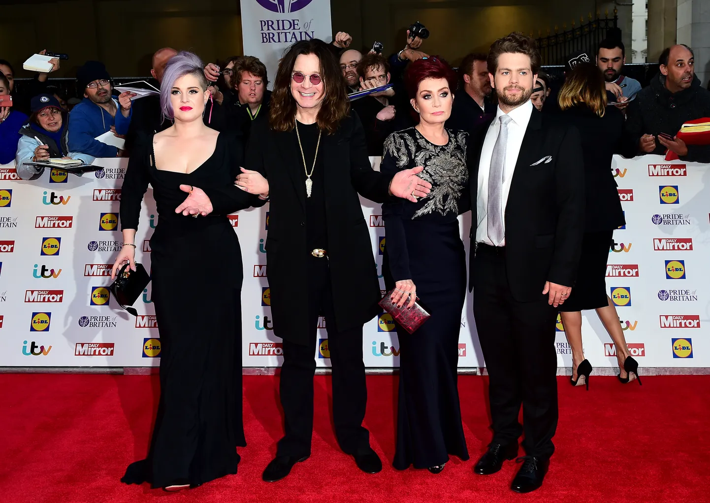 Osbourne'ide perekond. Vasakult paremale Kelly, Ozzy, Sharon ja Jack.