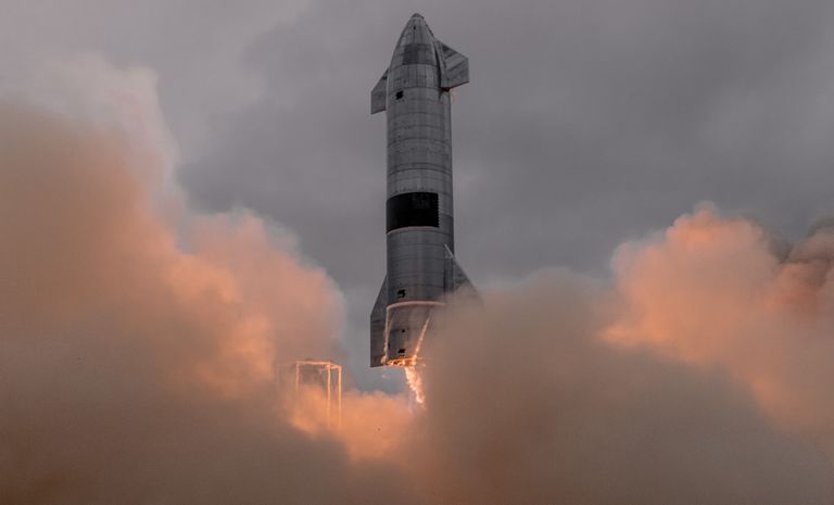 Starshipi raketi prototüüp tegemas test õhkutõusu.