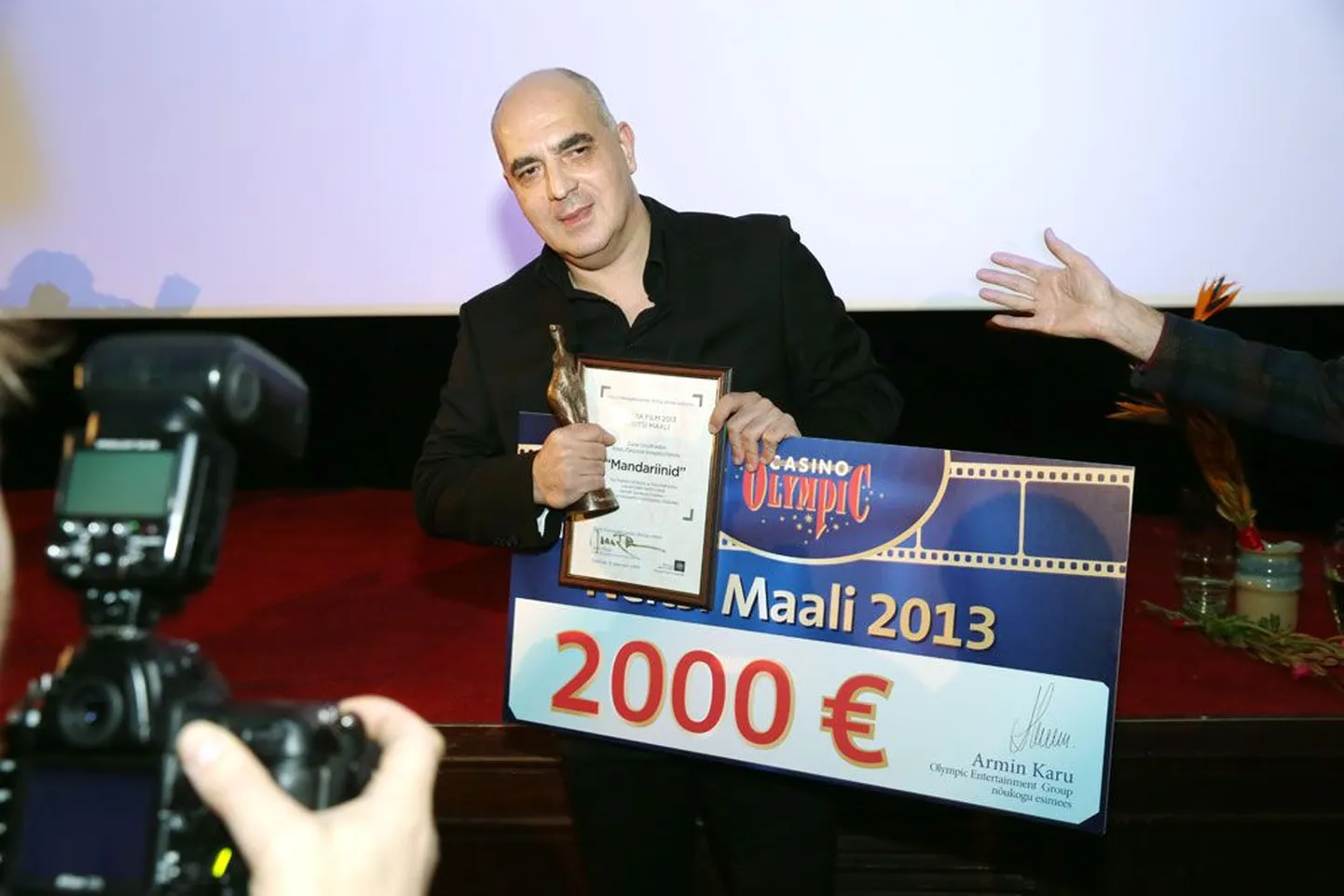 Zaza Urušadze võtab vastu Eesti Filmiajakirjanike Ühingu aasta parima filmi auhinna.