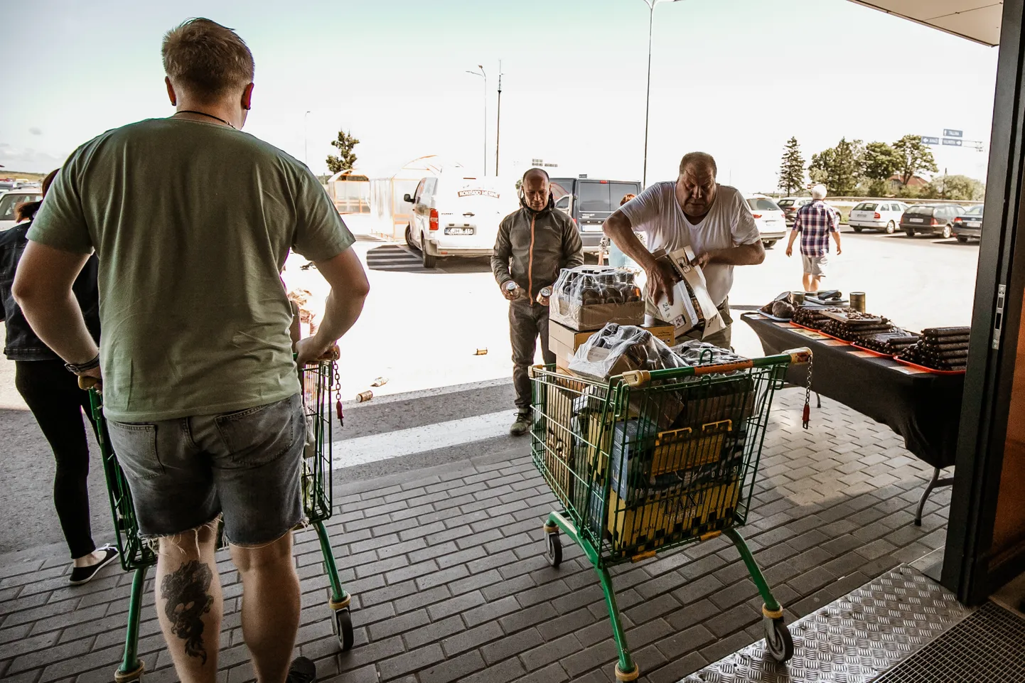 Läti piirilt Eestisse toodavad alkolaadungid sundisid salaalkoholi müüjaid hindu muutma.