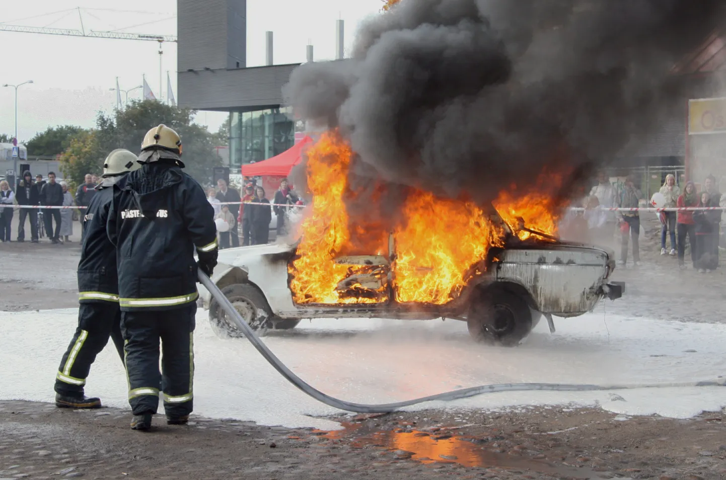 Põlev auto. Pilt on illustratiivne.