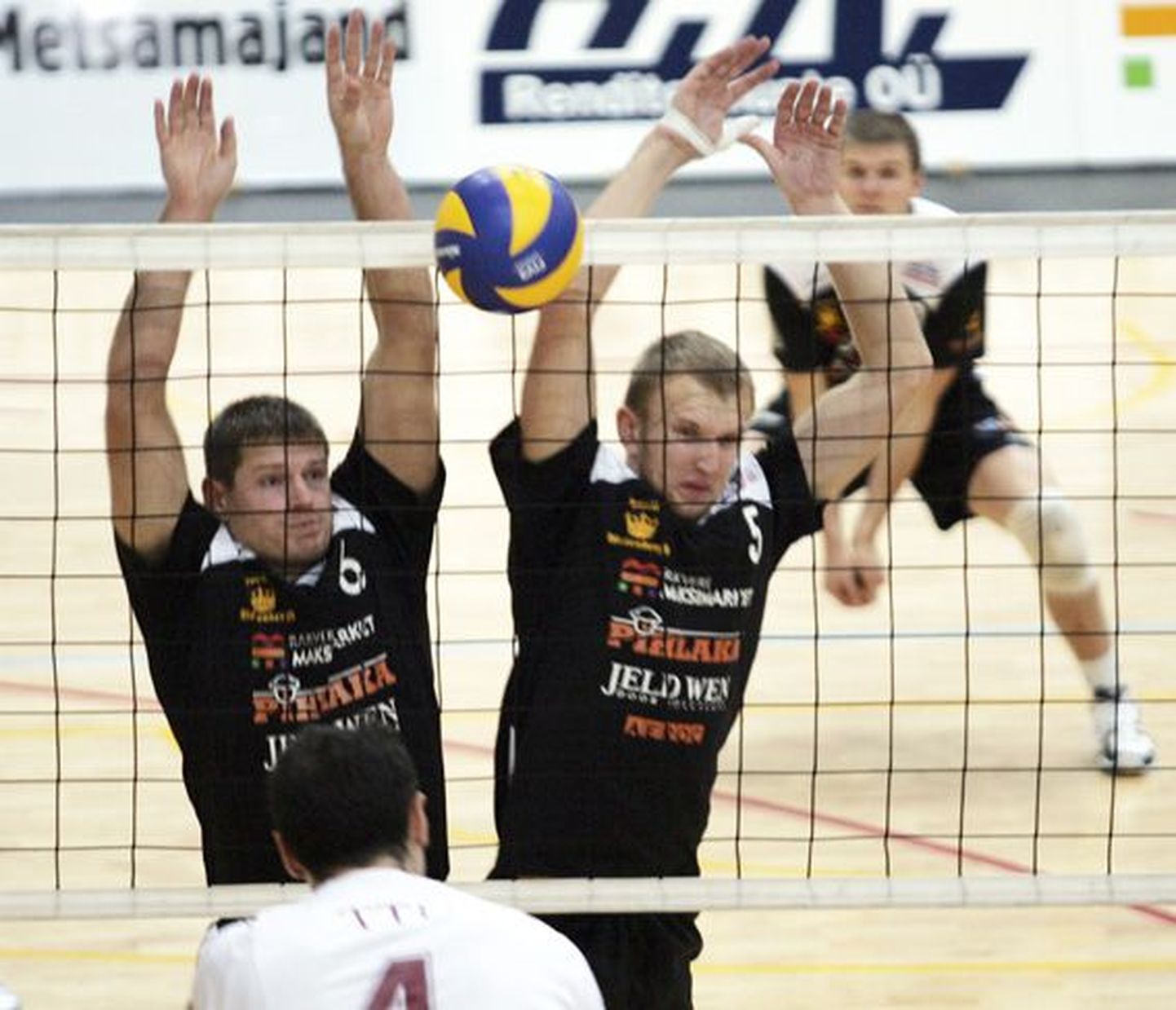 Rakvere GT võrkpallurid Ilmar Mõttus (vasakul), Hendrik Kurik ja Kaarel Pomerants mänguhoos.