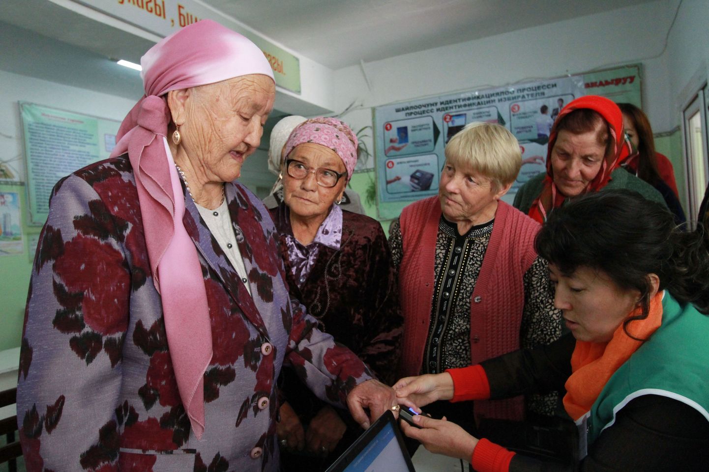 Kõrgõzstani parlamendi valimiste ajal  skanneeriti valimisjaoskonnas hääletajate sõrmejärjed.
