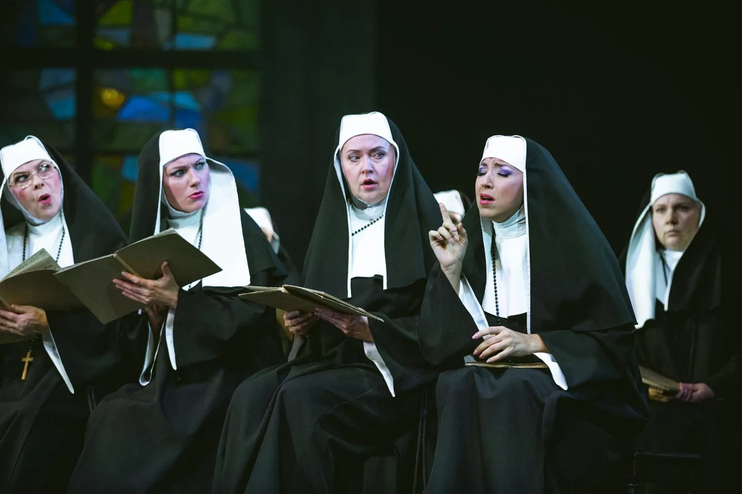 Hetk Vanemuise muusikalist «Nunnad hoos», fotol Inge Õunapuu, Ele Millistfer, Karin Tammaru, Tanja Mihhailova-Saar.