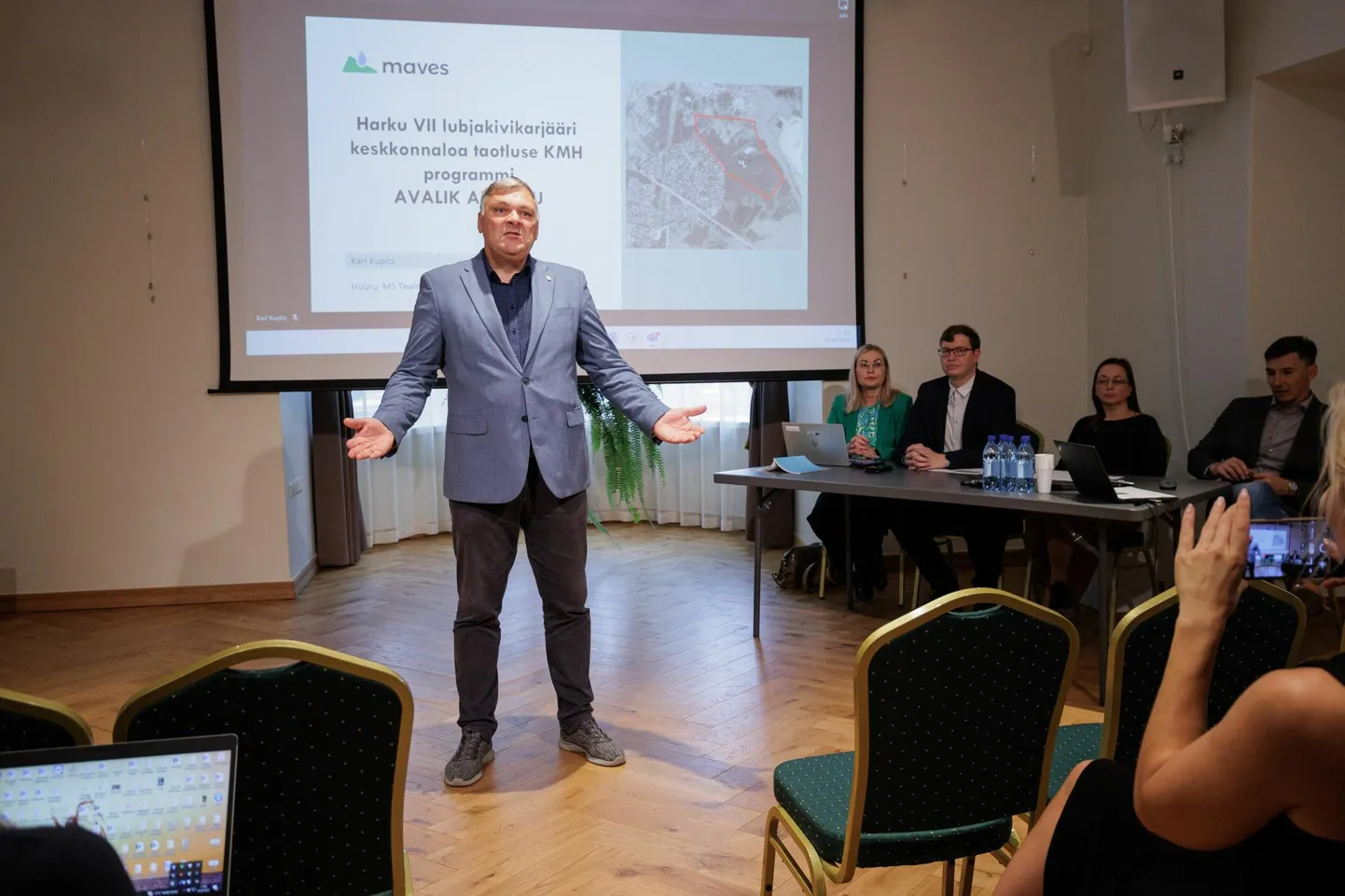 Harku VII lubjakivikarjääri maavara kaevandamise loa taotluse keskkonnamõju hindamise programmi avalik arutelu Hüüru mõisas. Fotol arutelujuht Marko Pomerants.