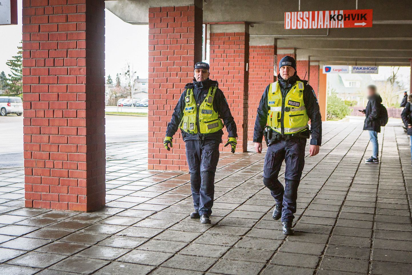 KONTROLLKÄIK BUSSIJAAMAS: Kuressaare politseijaoskonna välijuht Tambet Oll ja patrullpolitseinik Vallo Toomjärv nentisid, et Kuressaare bussijaam on noortele paharettidele meelepärane tegutsemispaik.