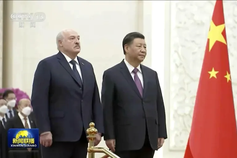 Человек, называющий себя президентом Беларуси Александр Лукашенко и председатель КНР Си Цзиньпин в Доме народных представителей в Пекине, 1 марта 2023 года.