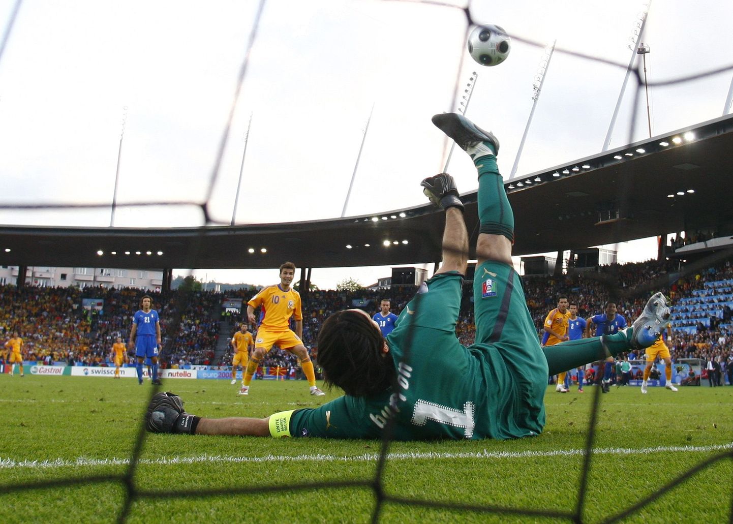 Itaalia koondise väravavaht Gianluigi Buffon tõrjus rumeenlase Adrian Mutu penalti, mis kujunes Itaalia päästerõngaks veerandfinaalidesse.