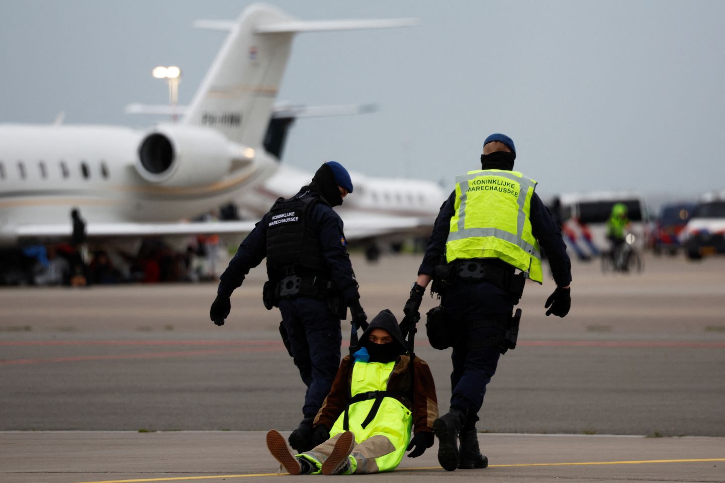 Hollandi piiripolitsei vahistas laupäeval sadu üle Amsterdami Schipholi lennujaama tarade roninud kliimaaktiviste.