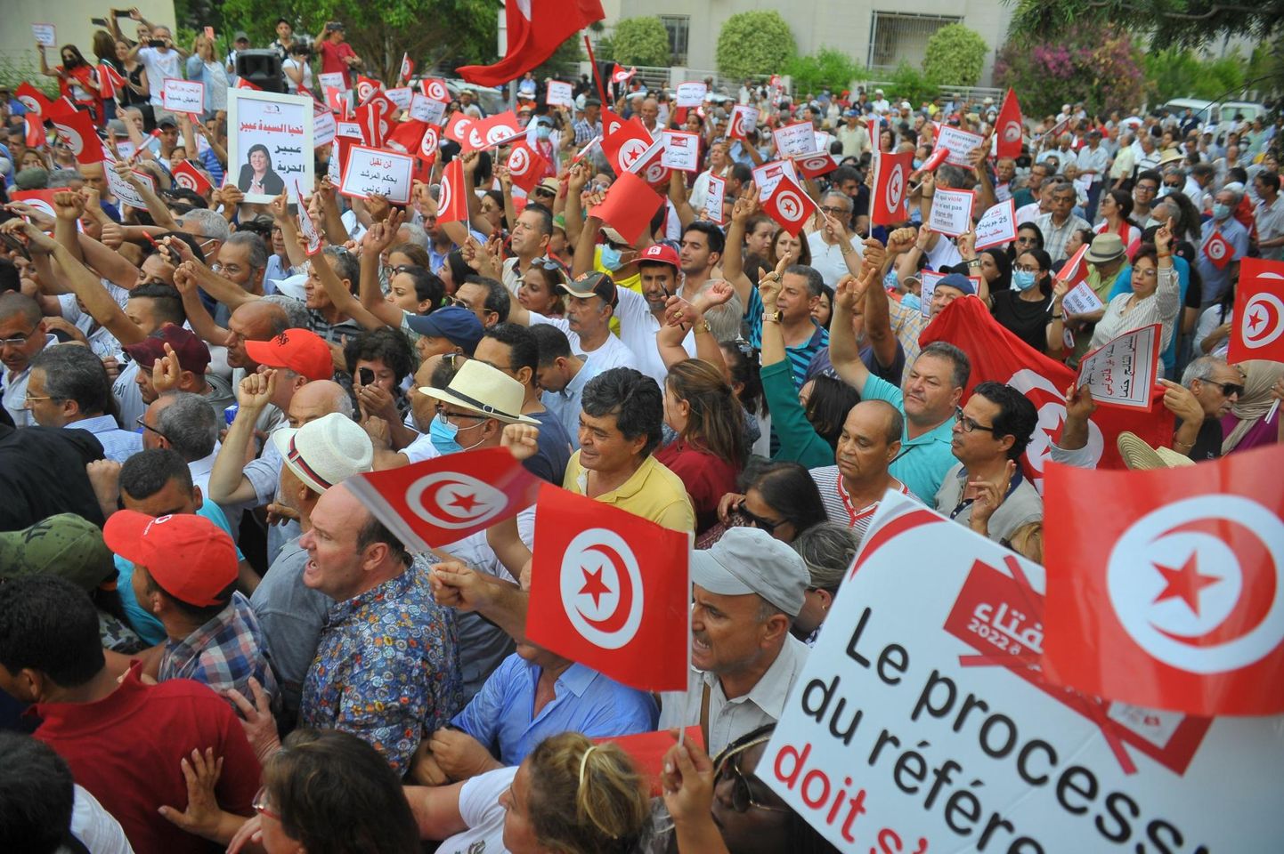 Tuneeslased avaldamas meelt juulis aset leidnud referendumi üle, mis nägi ette presidendivolituste suurendamist.
