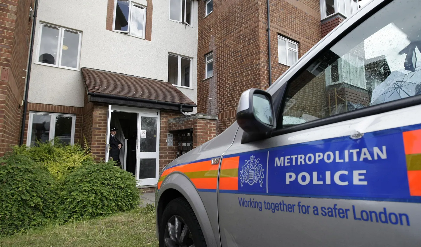 Londoni politseiauto maja ees, kus mõrvati jõhkralt kaks prantsuse tudengit.