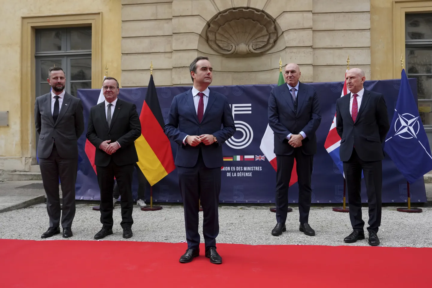 Polijas aizsardzības ministrs Vladislavs Kosinjaks–Kamišs, Vācijas aizsardzības ministrs Boriss Pistoriuss, Francijas aizsardzības ministrs Sebastjens Lekornū, Itālijas aizsardzības ministrs Gvido Kroseto un Lielbritānijas aizsardzības ministrs Džons Hīlijs