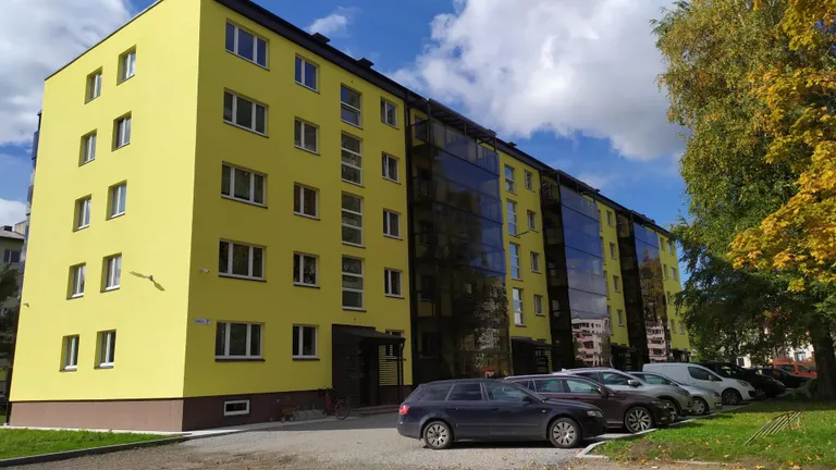 Sindis Kooli 7a renoveeritud kortermaja.