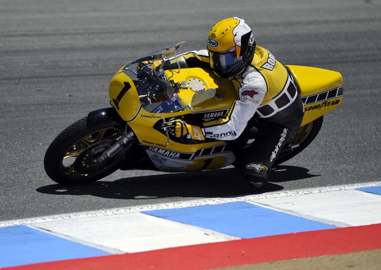 Kenny Roberts oma 1980. aastal tiitli toonud Yamaha YZR500 näidissõidul 2011. aastal. J