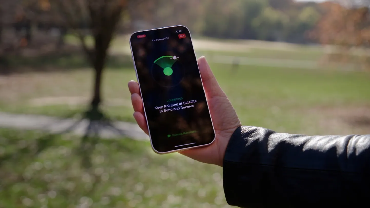 Apple'i satelliitteenus võimaldab kasutajatel saata tekstisõnumeid, kutsuda hädaabi ja paluda maanteeabi paigus, kus mobiililevi puudub.