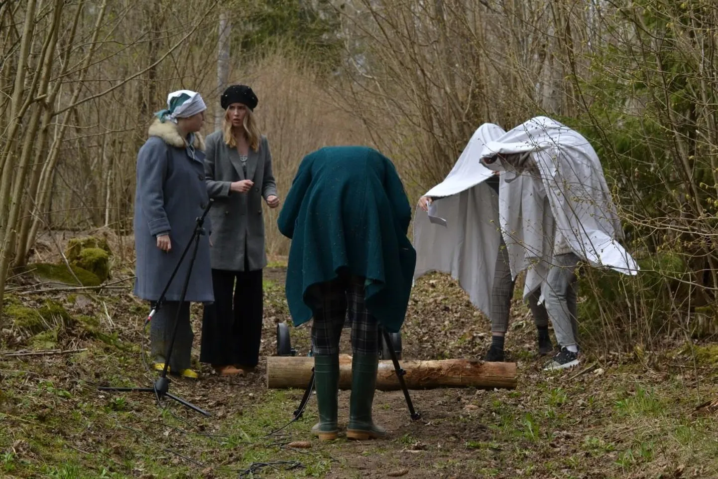 Viljandi gümnaasiumi teatristuudio noored ei kavatse traditsiooniliselt festivalilt kõrvale jääda ning tegid lavastuse asemel filmi Viljandimaa looduses. Pildil Herta Soro (vanaema Sabiine), Karen Aasa (Susi Zuuzi), Kristjan Glück (režissöör, operaator, monteerija ja Kivivalvur Ropka), Kaili Pernits (hundipoeg Sulo), Marta Soro (jänesetütar Maare).