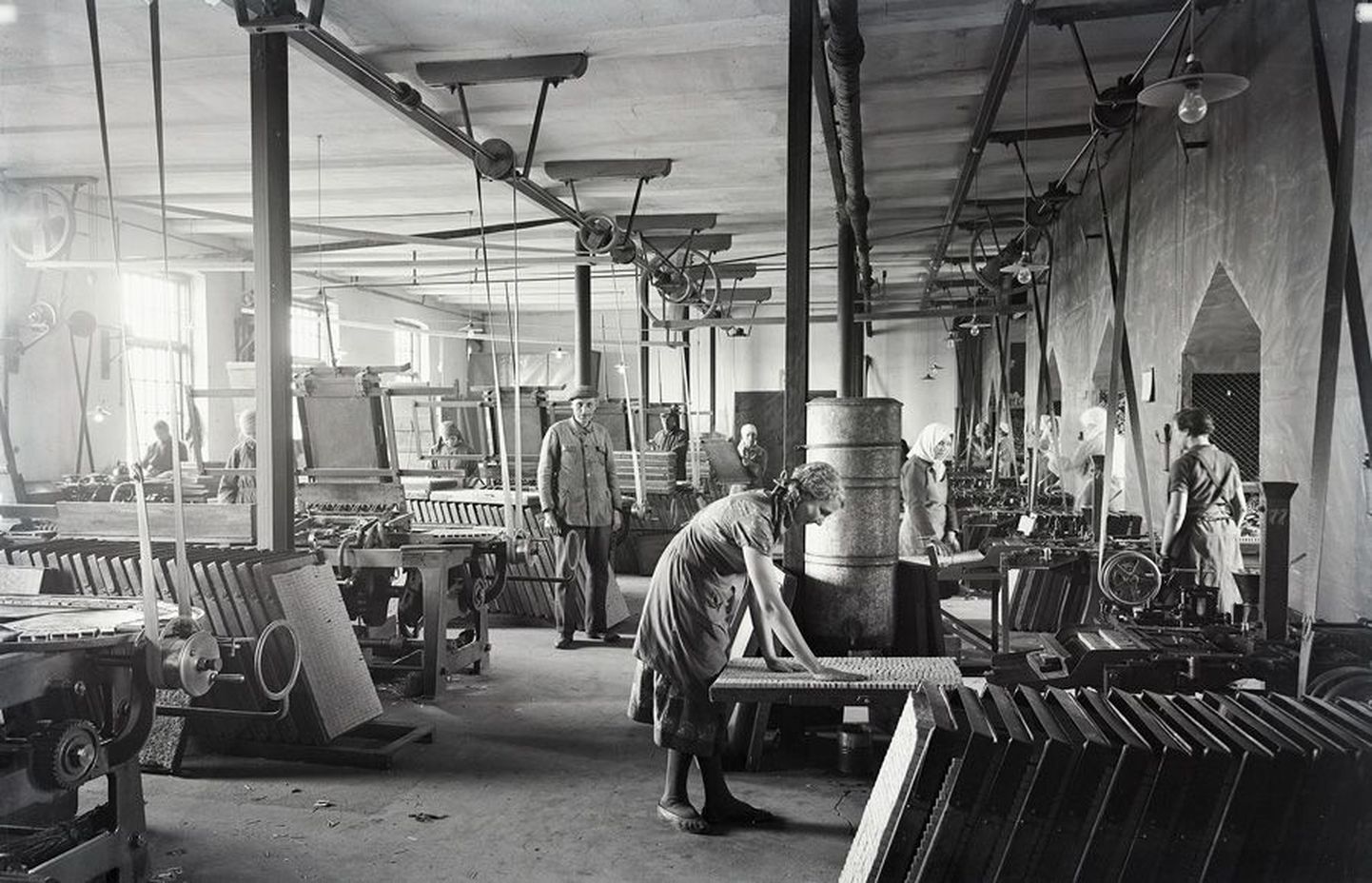 Viljandi tikuvabrikus käis aastal 1914 töö täie hooga ja meeste kõrval olid ametis ka naised. Esimene maailmasõda ja revolutsioonilised sündmused Venemaal mõjutasid tugevasti nii selle vabriku kui kogu Viljandi eluolu.
