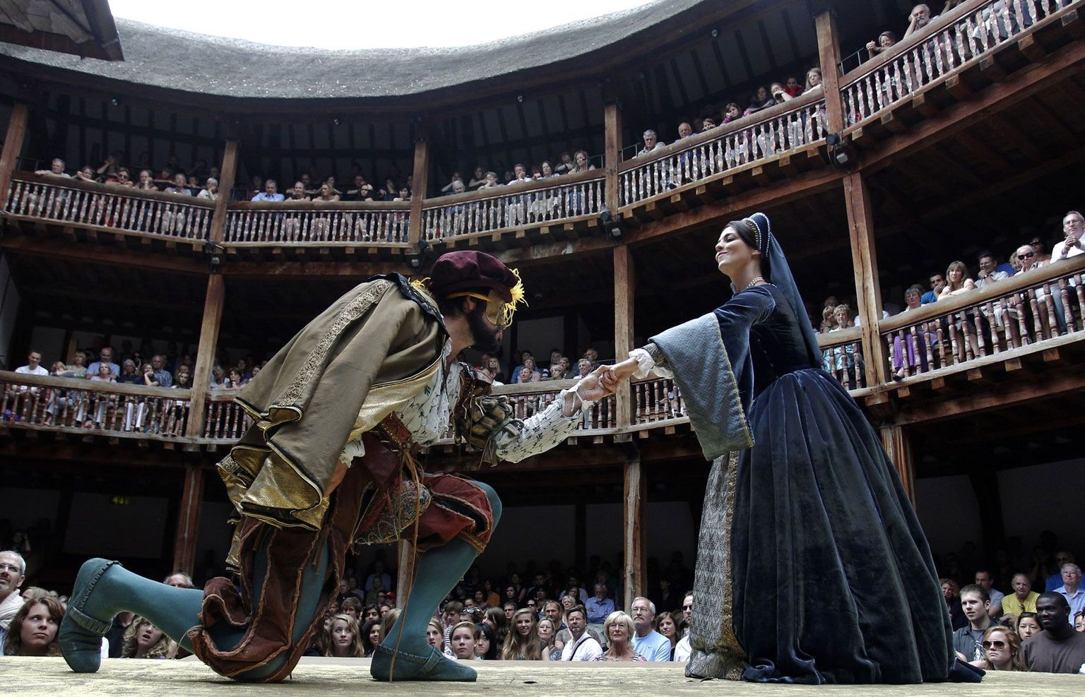 Näitlejad Dominic Rowan ja Miranda Raison esitamas Globe’is Shakespere’i näidendit «Henry VIII».