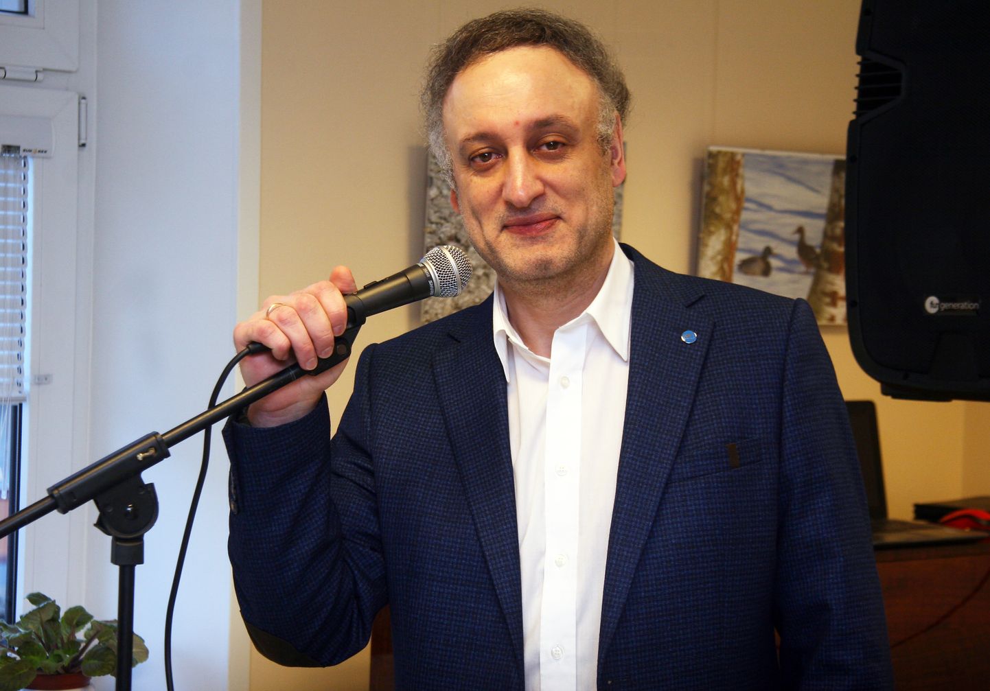 Laulja ja laulukirjutaja, kirjanik ja luuletaja − Ilja Masljakov jagab oma loomingut meeleldi publikuga. Pildil esineb ta Kohtla-Järve raamatukogus.