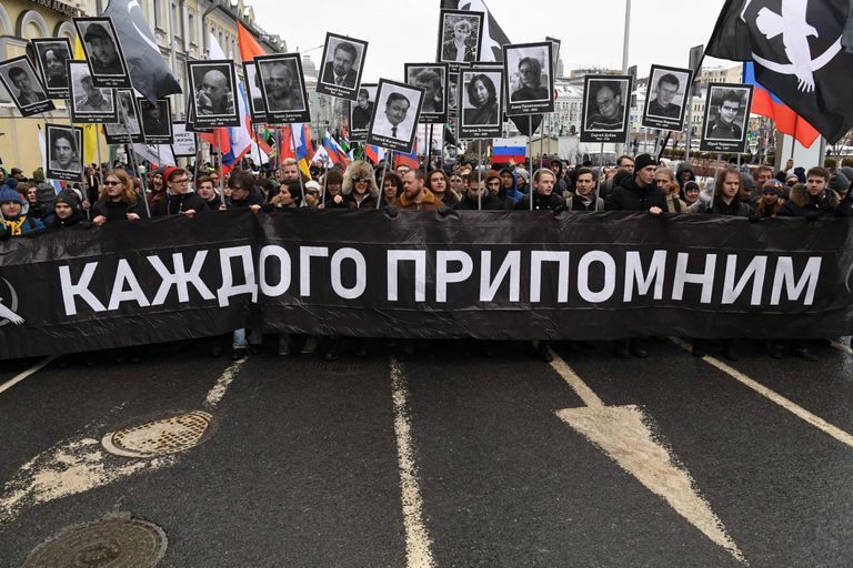 (Photo by Kirill KUDRYAVTSEV / AFP) Марш памяти Бориса Немцова.