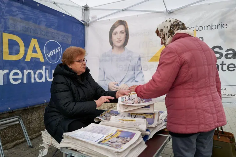 Поначалу главной задачей референдума была мобилизация проевропейских избирателей, симпатизирующих Майе Санду, однако позже в эту кампанию активно включились пророссийские силы.
