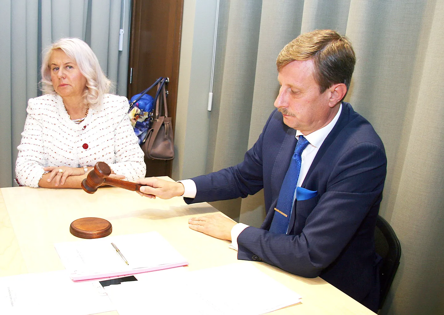 Став летом прошлого года председателем волостного собрания, Эдуард Эаст так объяснил "Северному побережью" назначенную ему высокую зарплату: "Эту работу, конечно, труднее измерять, чем в случае работающего сдельно рабочего. Думаю, я своей работой покажу, как она должна, в соответствии с моим представлением, вестись во благо волости. И это самое хорошее обоснование этой или какой-то другой зарплаты". Руководитель оппозиции, бывший председатель волостного собрания Нина Негласон находит, что Эасту необоснованно переплачивают.
