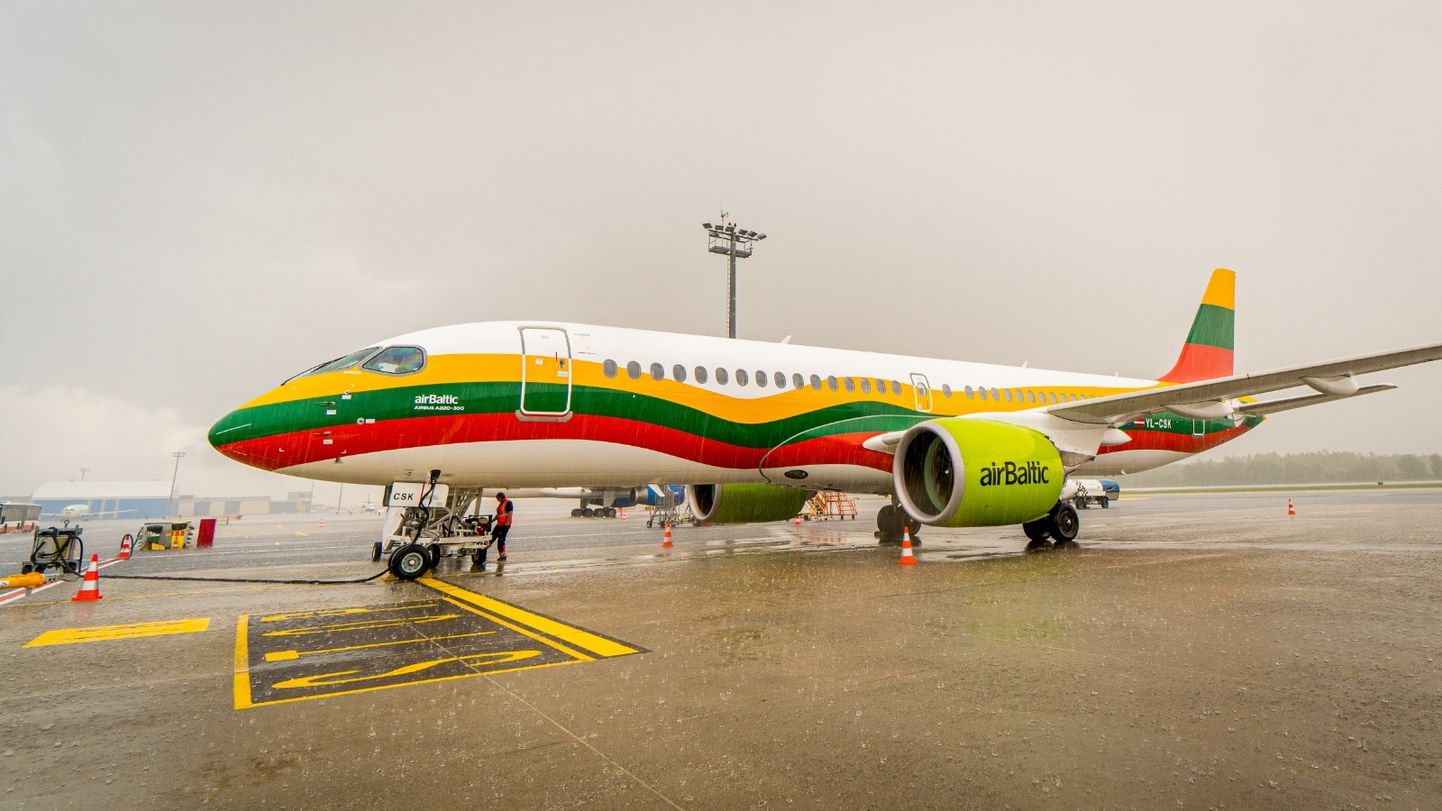Самолет, окрашенный в цвета литовского флага.