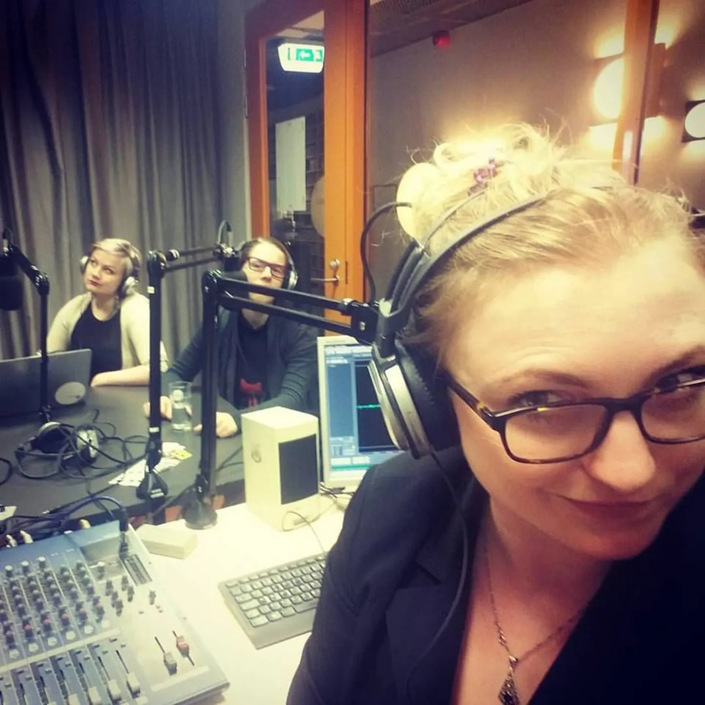 Postimehe naisteportaali juhatajal Dagmaril (esiplaanil) on stuudios külas vabakutseline ajakirjanik Liis Konovalov (keskel) ja Postimehe arvamustoimetaja Liisa Tagel.