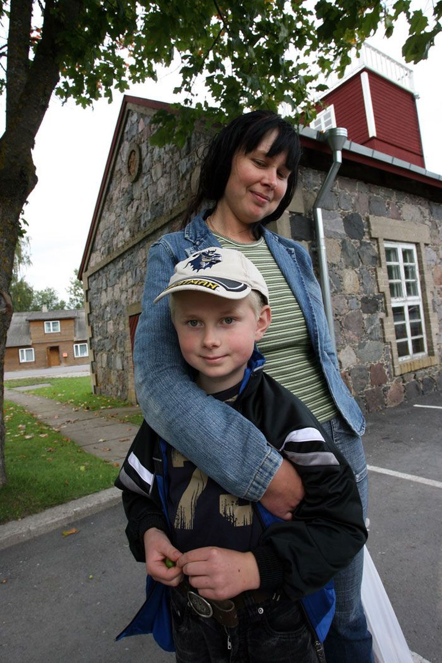 Eile Laekveres koos poja Egertiga jalutanud Elke Veskilt on veendunud, et maainimesel on postkontorit vaja.