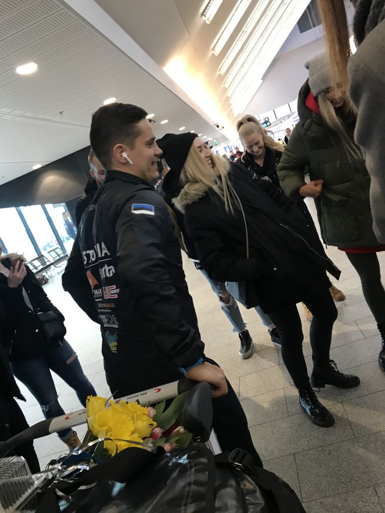 Joel Juht Tallinna lennujaamas. Hulljulget Juhti olid kogunenud lennujaama vastu võtma tema lähedased ja toetajad.