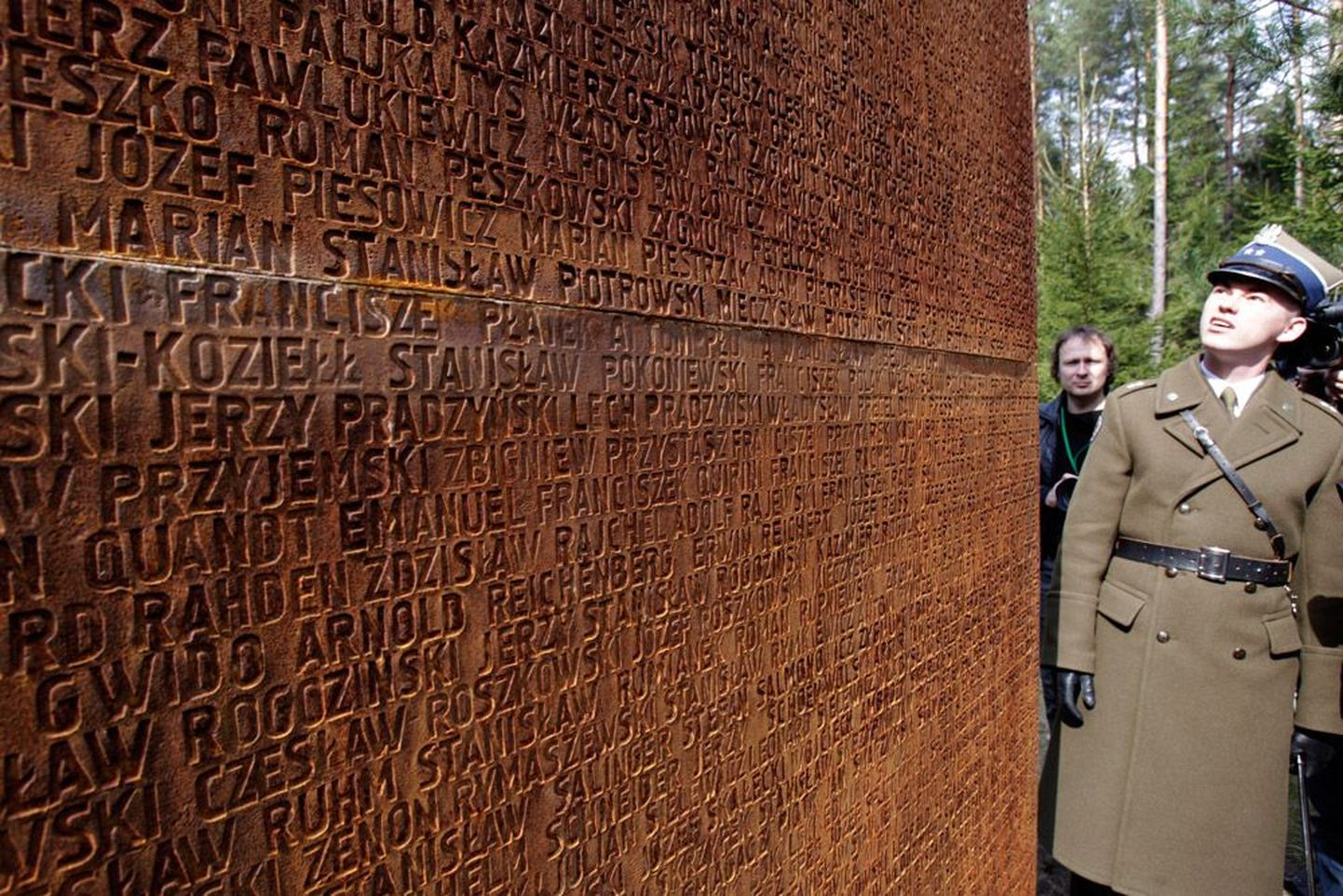 Poola sõdur uurib Katõni massimõrva paika püstitatud memoriaali, kuhu on graveeritud veresauna ohvrite nimed.