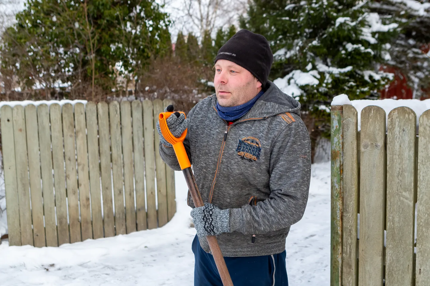 TUBLI! Kuressaare mees Oliver Kalm tegi lund lükates naabritele heateo.