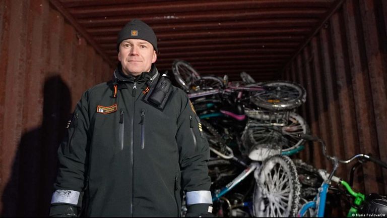 Глава пограничной службы КПП Райа-Йоосеппи Веса Арфман показывает журналистам велосипеды, на которых просители убежища приехали в Финляндию