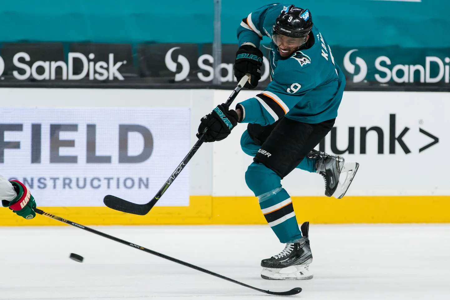 Jäähokiliiga NHLi klubi San Jose Sharksi vasakäär Evander Kane (9) mänguhoos.