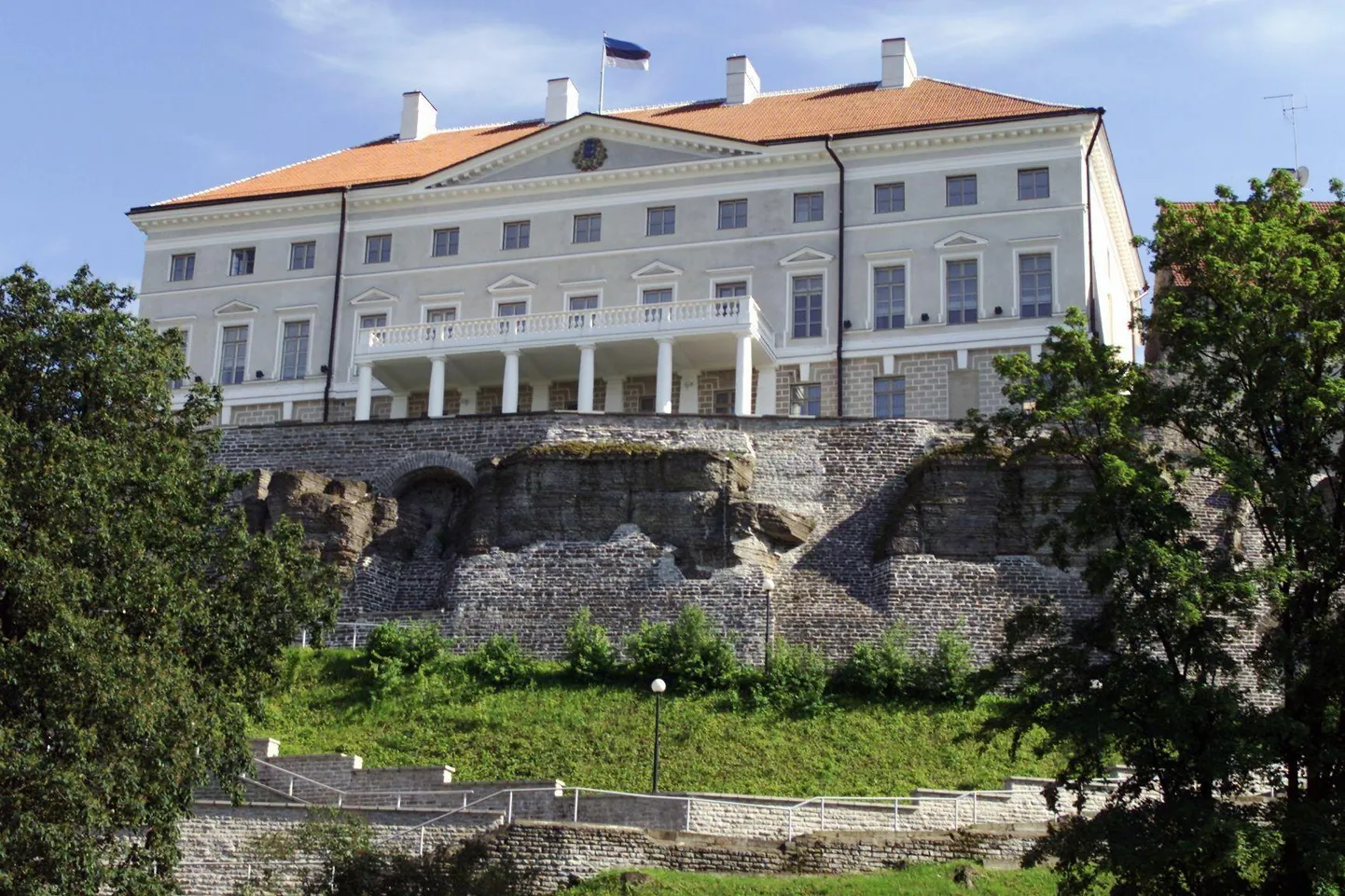 Ülipüüdlikkust jätkub meil kõikjal, mitte üksnes rahvusvahelises suhtluses klassi parimat mängides. Pildil krahv Jakob Pontus Stenbocki rajatud esindushoone, kus asub vabariigi valitsus.