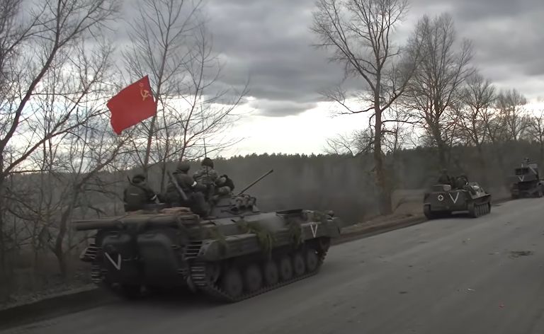 Российский танк с советским флагом наступает на Украину. Скриншот из видео министерства обороны России.