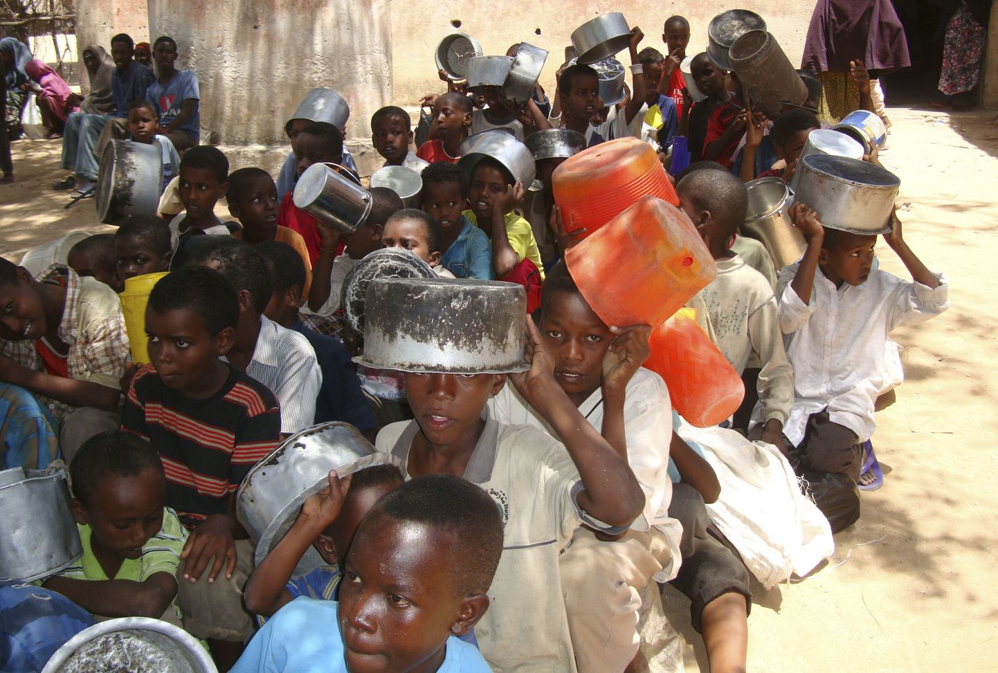 Somaalia lapsed toidujagamise järjekorras