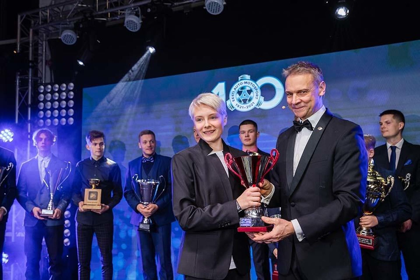 2021. aasta parimat naismotosportlast Carita Lompi autasustas EMFi president Marek Kiisa.
