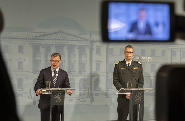 Премьер-министр Финляндии Петтери Орпо (слева) и заместитель начальника пограничной службы контр-адмирал Маркку Хассинен на пресс-конференции, посвященной повреждению трубопровода и кабелей в Балтийском море, Хельсинки, Финляндия, 10 октября 2023 года.