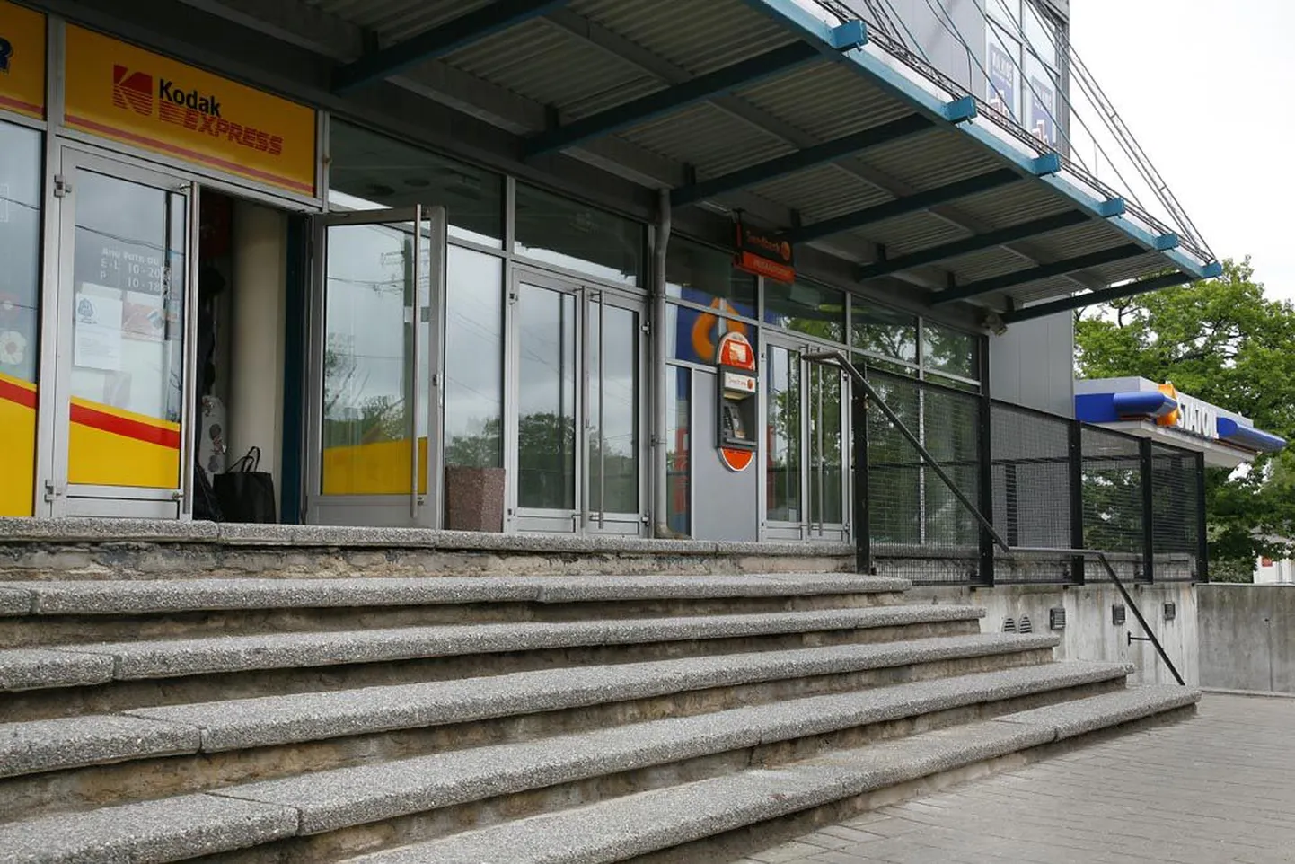 17. juunist on senine postimaja vähendatud mõõdus Port Artur 1s Anu fotoäri kõrval (fotol paremal).