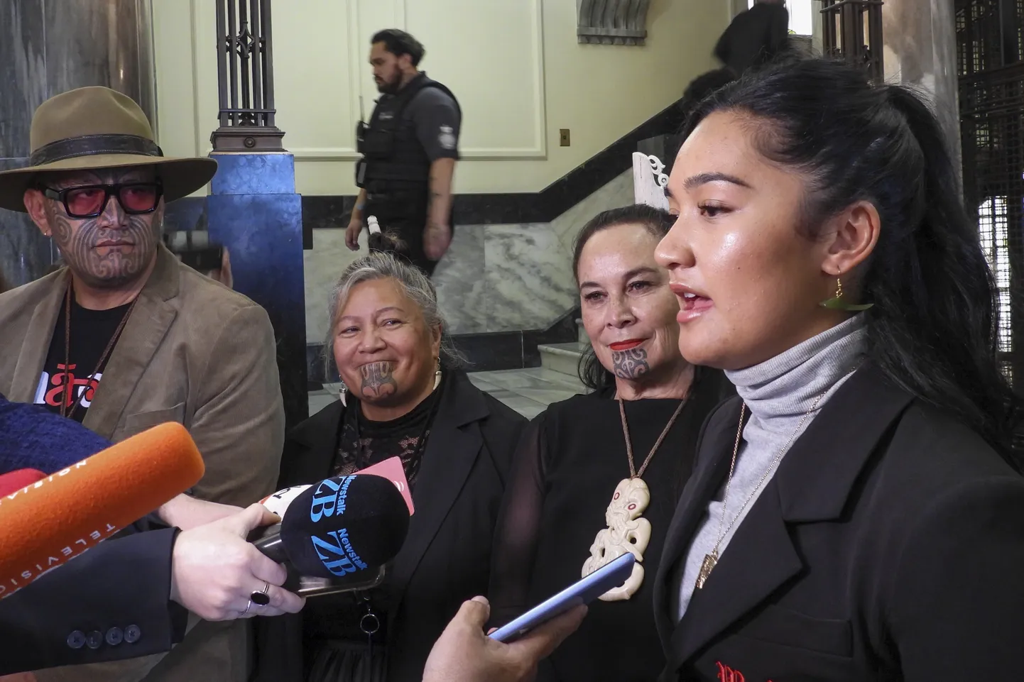 Hana-Rawhiti Maipi-Clarke ja tema kolleegid Te Haiti Māori erakonnast pärast kõneainet tekitanud istungit.