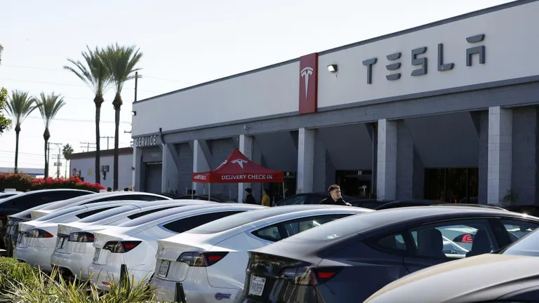 Tesla Илона Маска, которую рекламировал Трамп - один из самых "американских" автомобилей в части места производства деталей, но и в ней доля импортных комплектующих, по подсчетам экспертов, составляет до 25%.