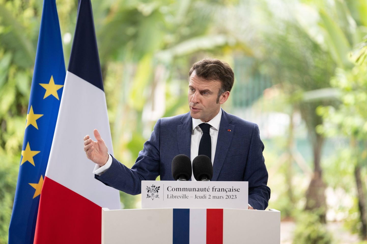 Prantsuse president Emmanuel Macron Gabonis kõnet pidamas.