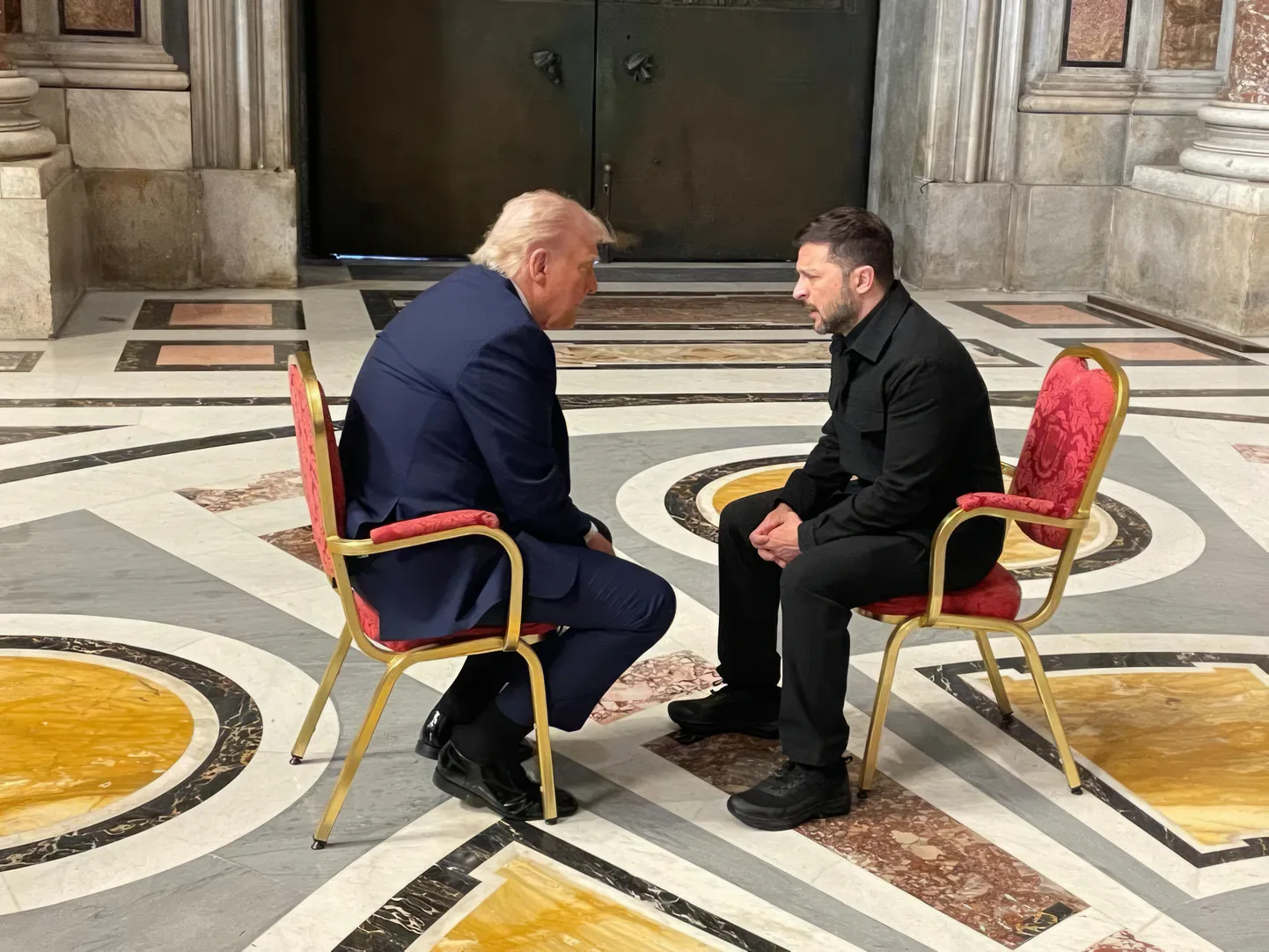 USA president Donald Trump ja Ukraina president Volodõmõr Zelenskõi Vatikanis. 26.04.2025.