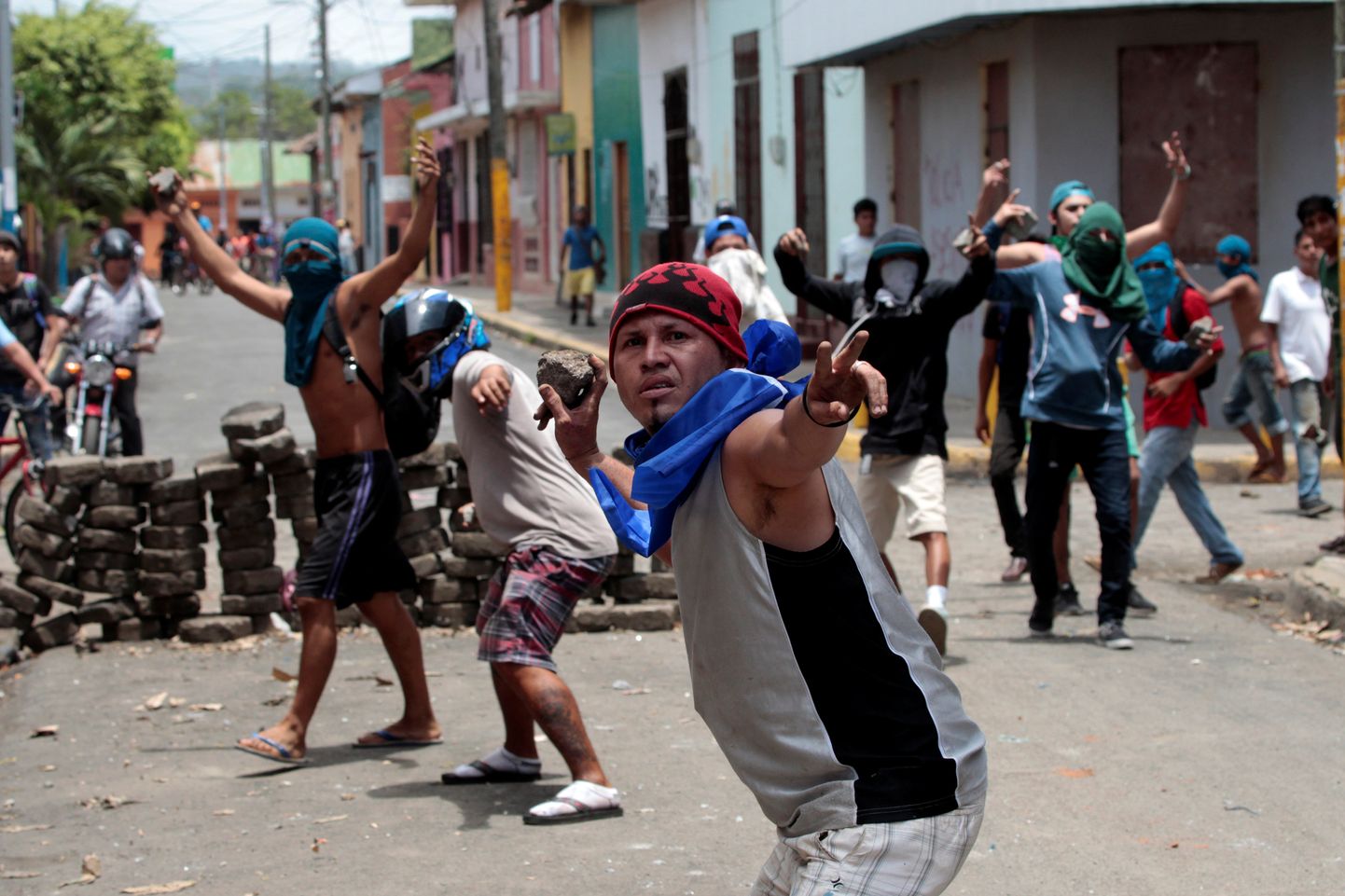 Meeleavaldajad loopimas kive märulipolitsei suunas Nicaragua presidendi Daniel Ortega valitsuse vastasel protestil Monimbos laupäeval.