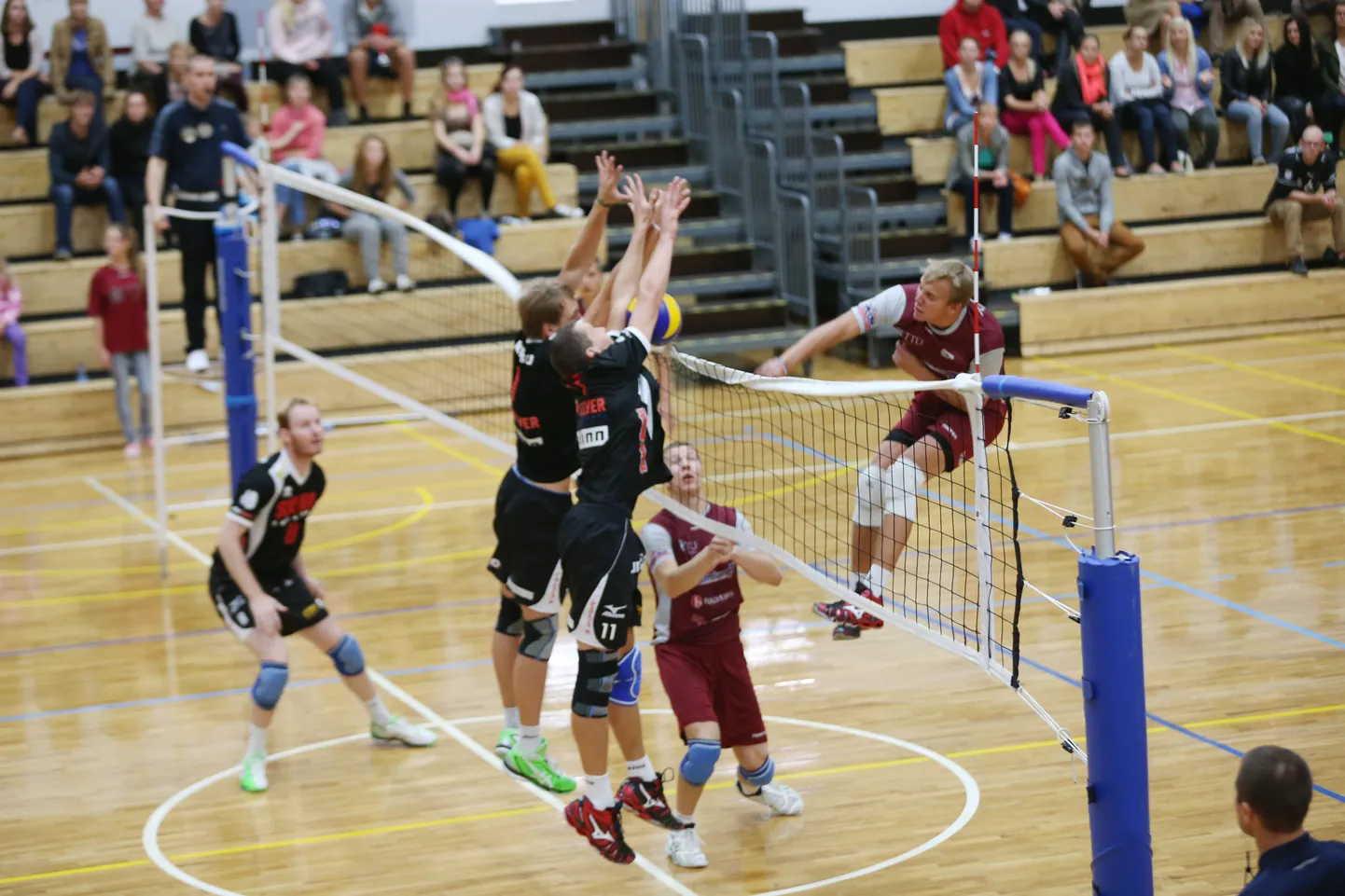 Võrkpalli karikavõistluste veerandfinaalis kohtuvad tiitlikaitsja TTÜ (punases) ja Tallinna Selver