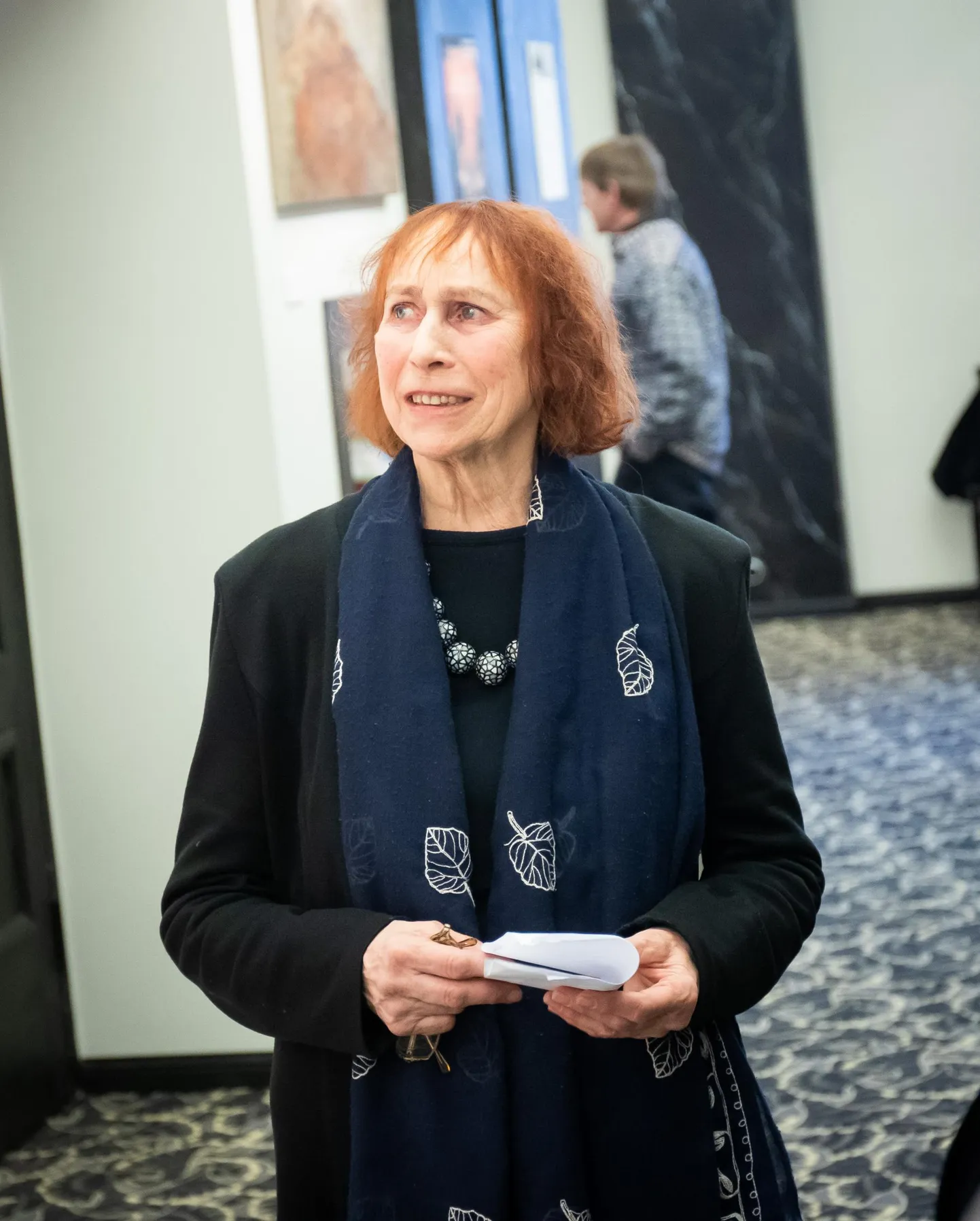 Tiiu Pallo-Vaik jutustas maalinäituse “Värveldus” avamisel Rakvere teatris teoste sünnilugusid.