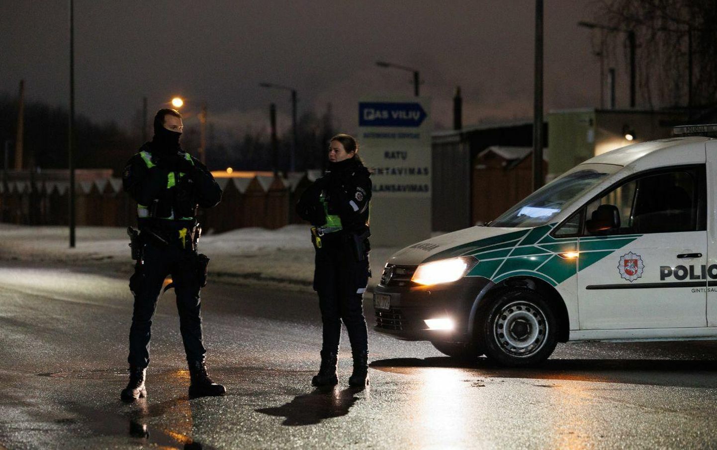 Politsei Kaunases garaažide juures, millest ühest leiti kadunud tüdruk.